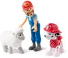 Speelgoedfiguur van Boer Al met blauwe overall, schaap en rode brandweerhond Marshall.