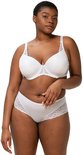 Model draagt een witte beha en slip met kanten details.