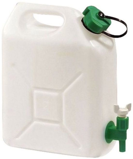 Witte jerrycan met groene dop en groen kraantje.