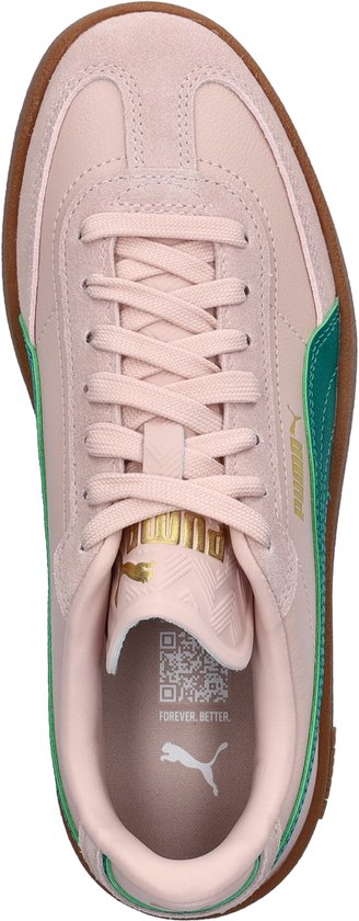 Bovenkant roze PUMA sneaker met groene streep, goud logo en QR code.