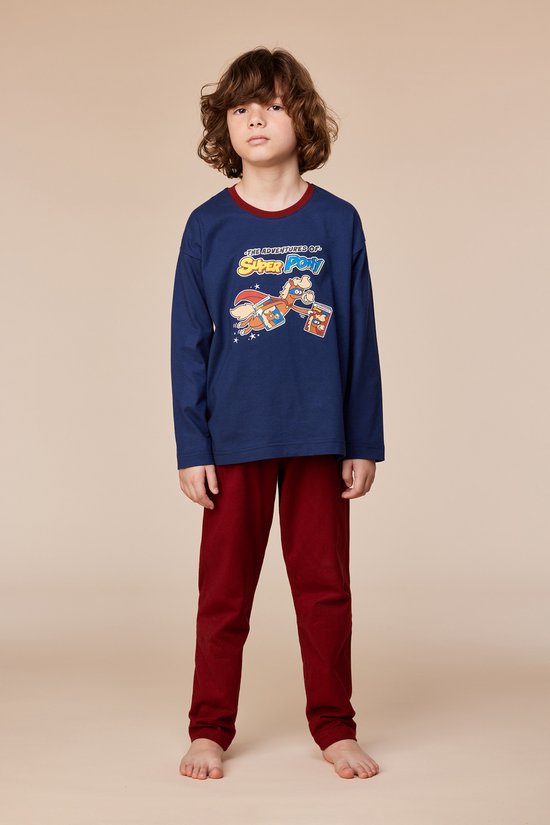 Garçon portant un pyjama bleu marine à manches longues avec un imprimé "The Adventures of Super Pony". Le pantalon est rouge foncé.