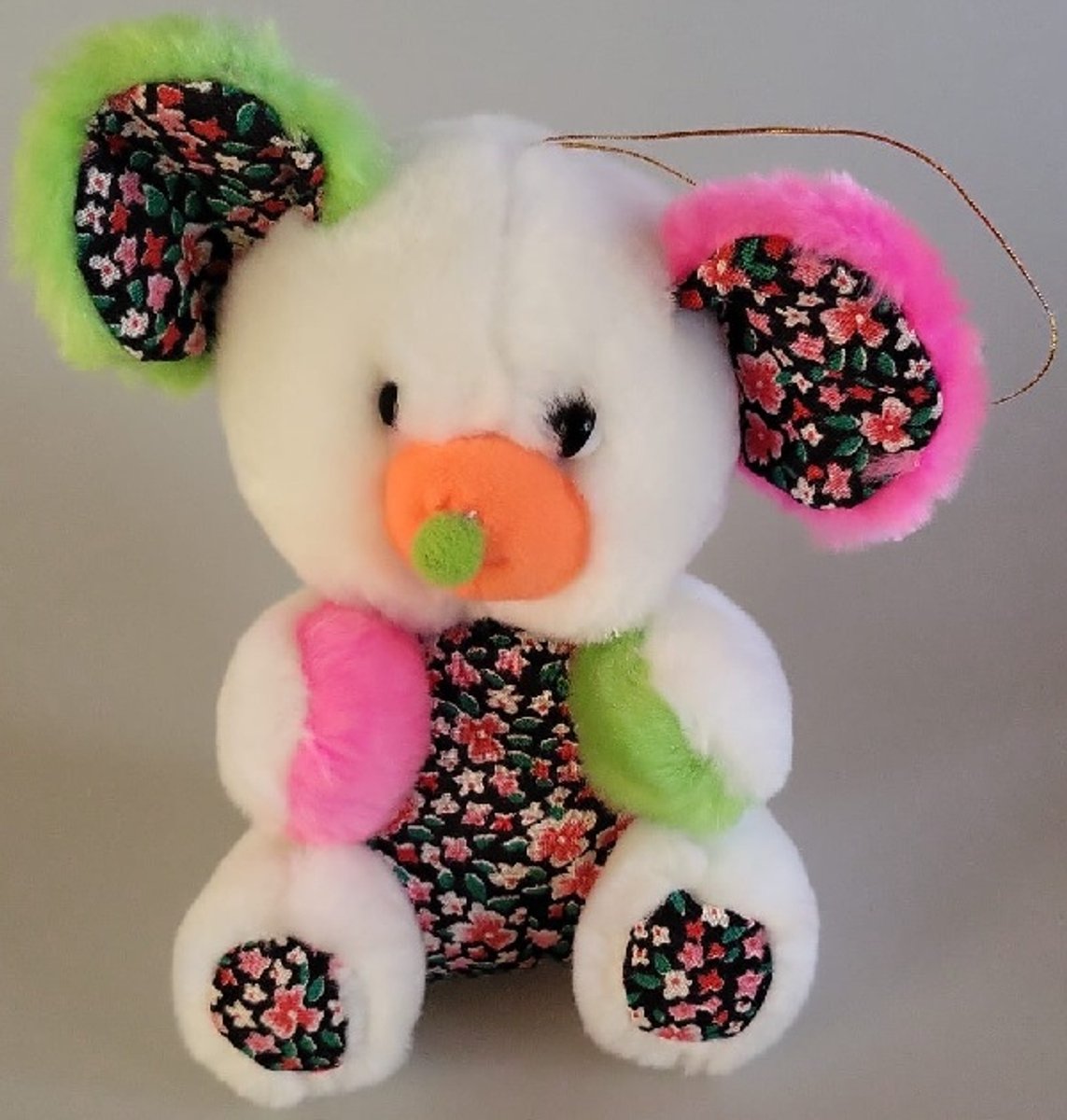 Een musthave deze lieve en zachte knuffel met mooie felle kleuren en een bloemenprint 15x10x7cm. Geschikt om neer te zetten of om op te hangen in bijv. de baby / kinderkamer of aan de box. Leuk om voor jezelf te kopen of om cadeau te geven.