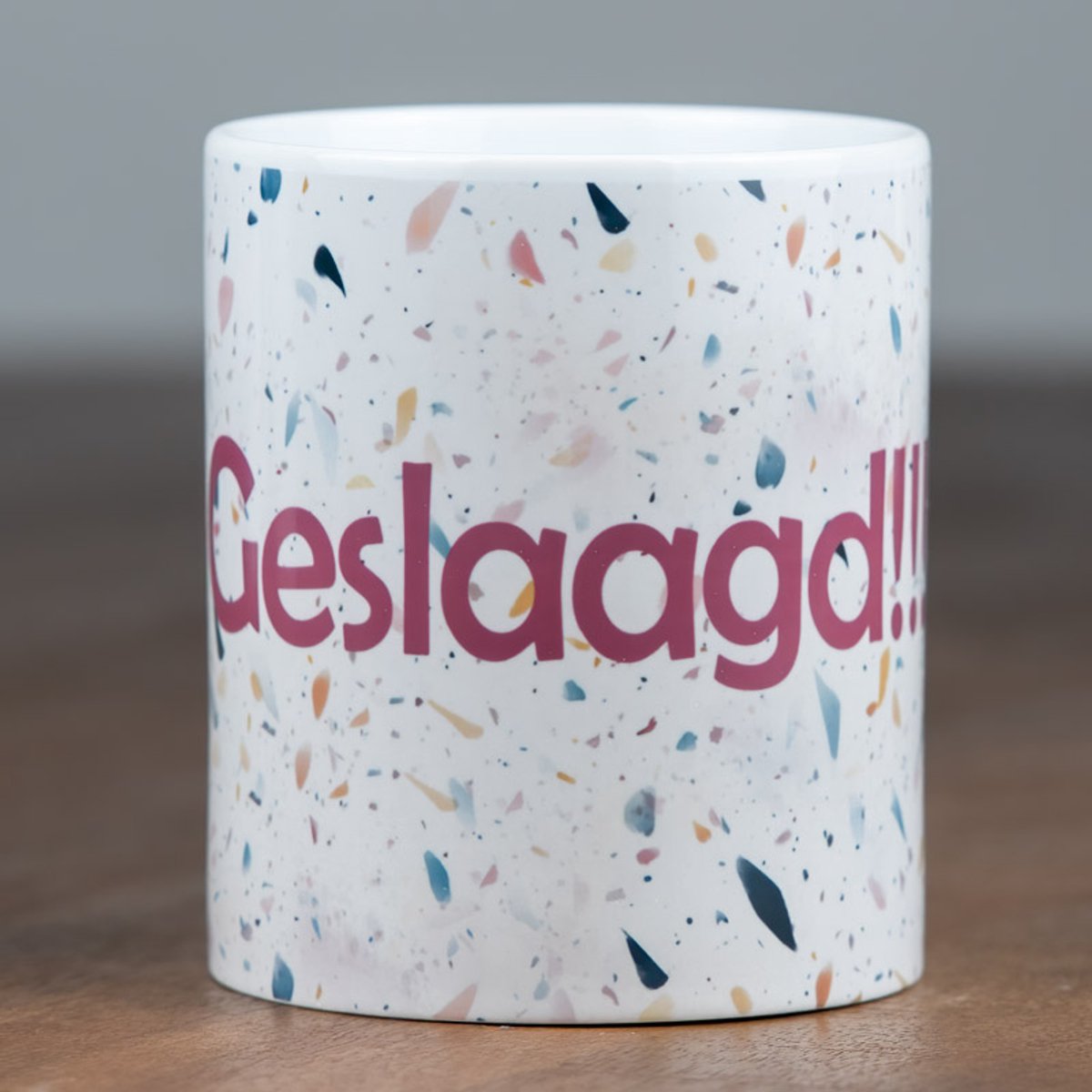 Mok geslaagd - keramieke beker met oor - feestelijke mok met confetti - geslaagd cadeau