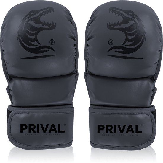 Set van twee donkere MMA handschoenen met open palm, zwart Prival logo op de polsband en zwart krokodillenlogo op de bovenkant.