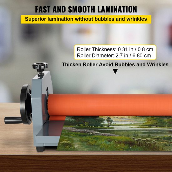 Grijze lamineermachine met oranje rollen, toont een vel met een landschap dat wordt gelamineerd. Tekst: Snelle en soepele laminatie.