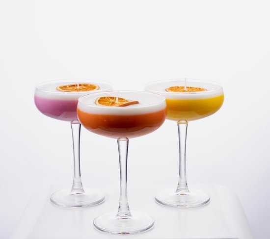 Foto: Yes we candle cocktail kaars cocktail kaarsen set 3 kaarsen pornstar martini kaars oranje roze geel kaars poma cadeau gift relatiegeschenk handgemaakt soja was