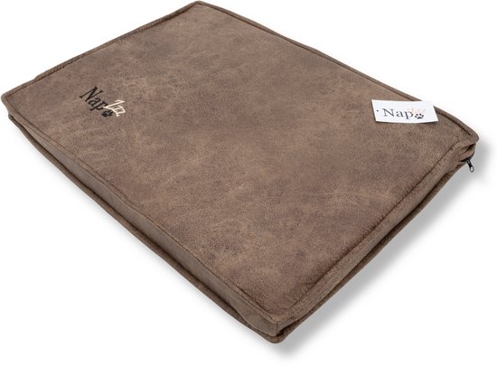 Bruin NapZZZ kussen met lederlook textuur, een label en rits.