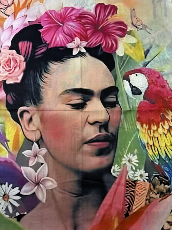 Sjaal met een schilderij van een vrouw met een papegaai, bloemen en vlinders.