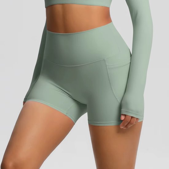 Lichtgroene sportshort met hoge taille, zakken aan de zijkant en duimgaten in de mouwen.