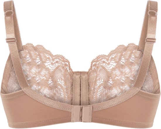 Achterkant van een beige, niet-voorgevormde beugelbeha met een kanten rug en verstelbare bandjes.