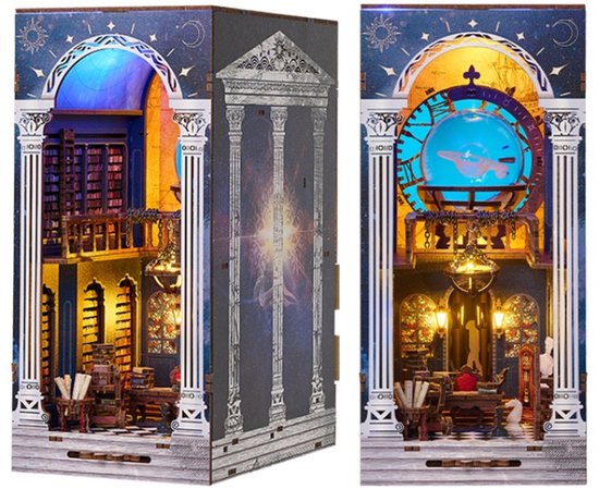Twee zijden van een boekkast-miniatuur: één met klassieke zuilen en galactische achtergrond, de andere met een bibliotheek en wereldbol.