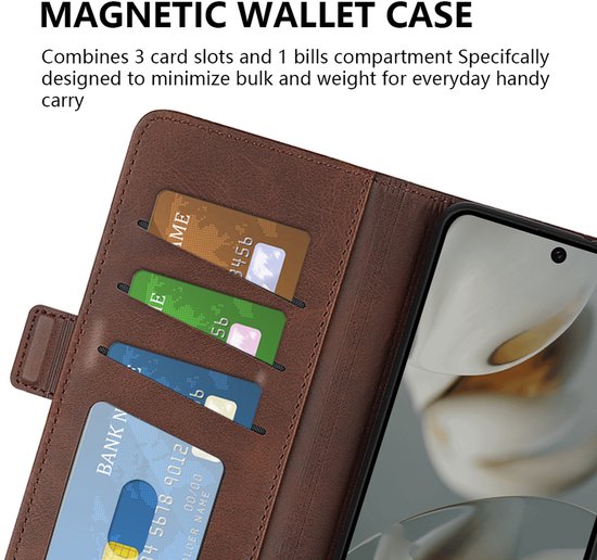 Bruine wallet case met drie kaartsleuven en een vak voor bankbiljetten, met smartphone erin geplaatst.
