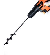Tarière noire en spirale, montée sur une perceuse orange et noire. Une main gantée de rayures tient la perceuse.