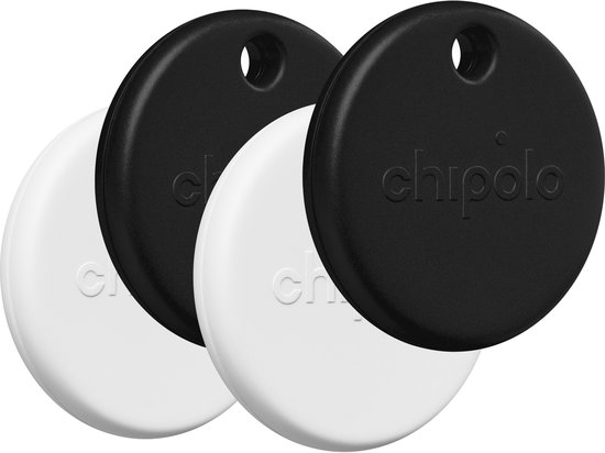 Twee zwarte en twee witte Chipolo POP trackers op een witte achtergrond.