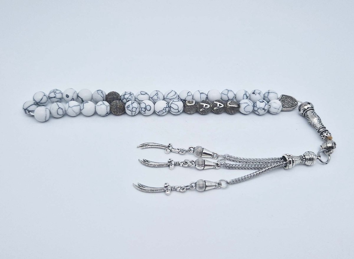 Handgemaakte naam tasbih 33 Kralen Natuursteen “Howlite Wit” - met metaal tassel- Met je naam of de naam van uw geliefde- 8 mm diameter van de korrel
