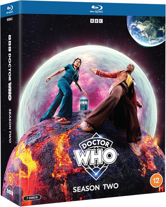 Blu-ray hoes van Doctor Who Seizoen Twee met twee personen op een planeet.