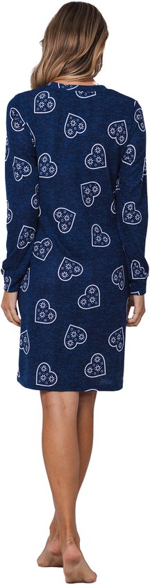 Model van achteren gezien in een blauw nachthemd met lange mouwen en witte hartjesprint.