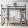 Grijze hoogslaper met ladder, bureau en kledingkast met planken.
