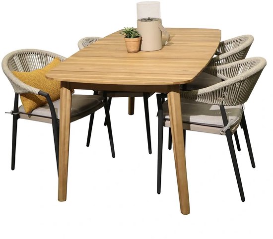 Houten diningset met vier stoelen met gevlochten rugleuningen, kussens, gele sierkussen en plantje.