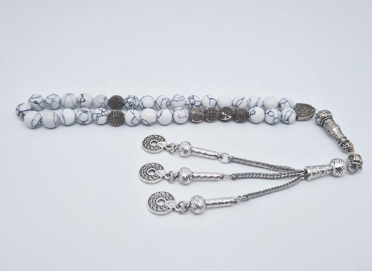 Handgemaakte naam tasbih 33 Kralen Natuursteen “Howlite Wit” - met metaal tassel- Met je naam of de naam van uw geliefde- 8 mm diameter van de korrel