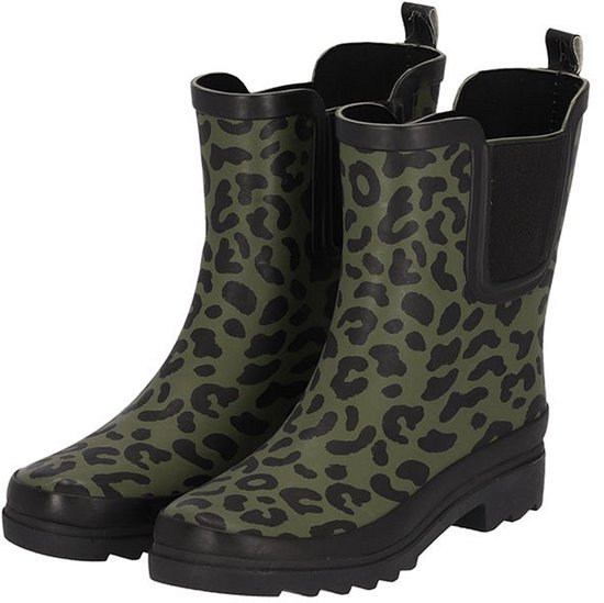Paire de bottes de pluie vertes avec imprimé léopard noir et côtés élastiques noirs.