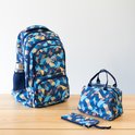 Blauwe rugzak, lunchtas en etui met veelkleurig geometrisch patroon op houten tafel.