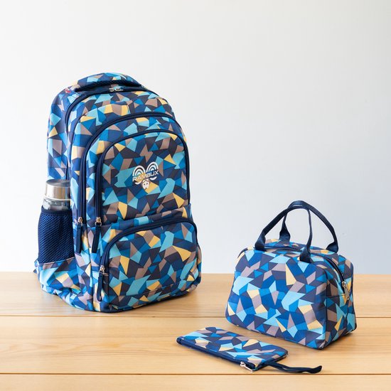 Blauwe rugzak, lunchtas en etui met veelkleurig geometrisch patroon op houten tafel.