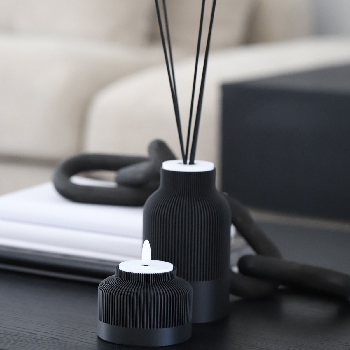 Amelie gift set geurstokjes amber oak diffuser 200ml met luxe oplaadbare led kaars sfeer cadeau set voor woonkamer slaapkamer badkamer