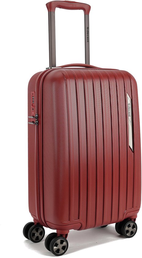 Valise cabine Decent rouge légèrement inclinée avec poignée rétractable et quatre roulettes.