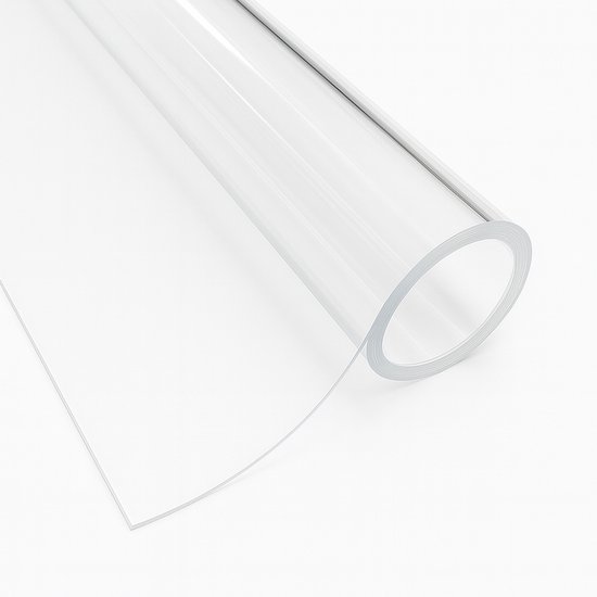 Een rol transparant tafelzeil op een witte achtergrond.