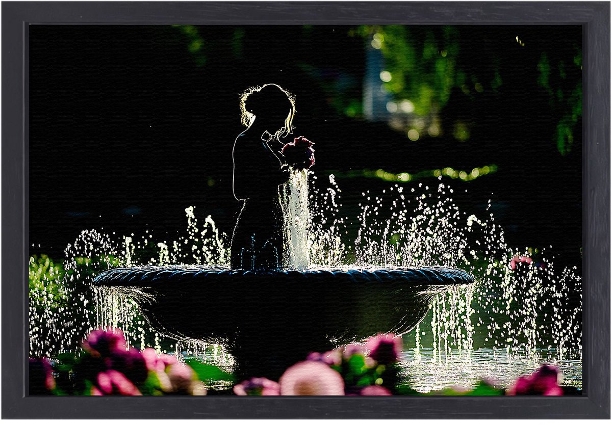 Vrouw bij fontein met bloemen - Silhouet schilderijen canvas - Canvas schilderij fontein -