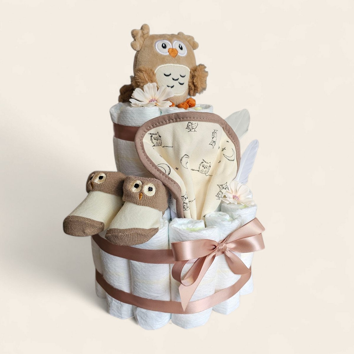 Luiertaart bruin uil 2 laags - met rammelaar, sokjes, slabber en pampers