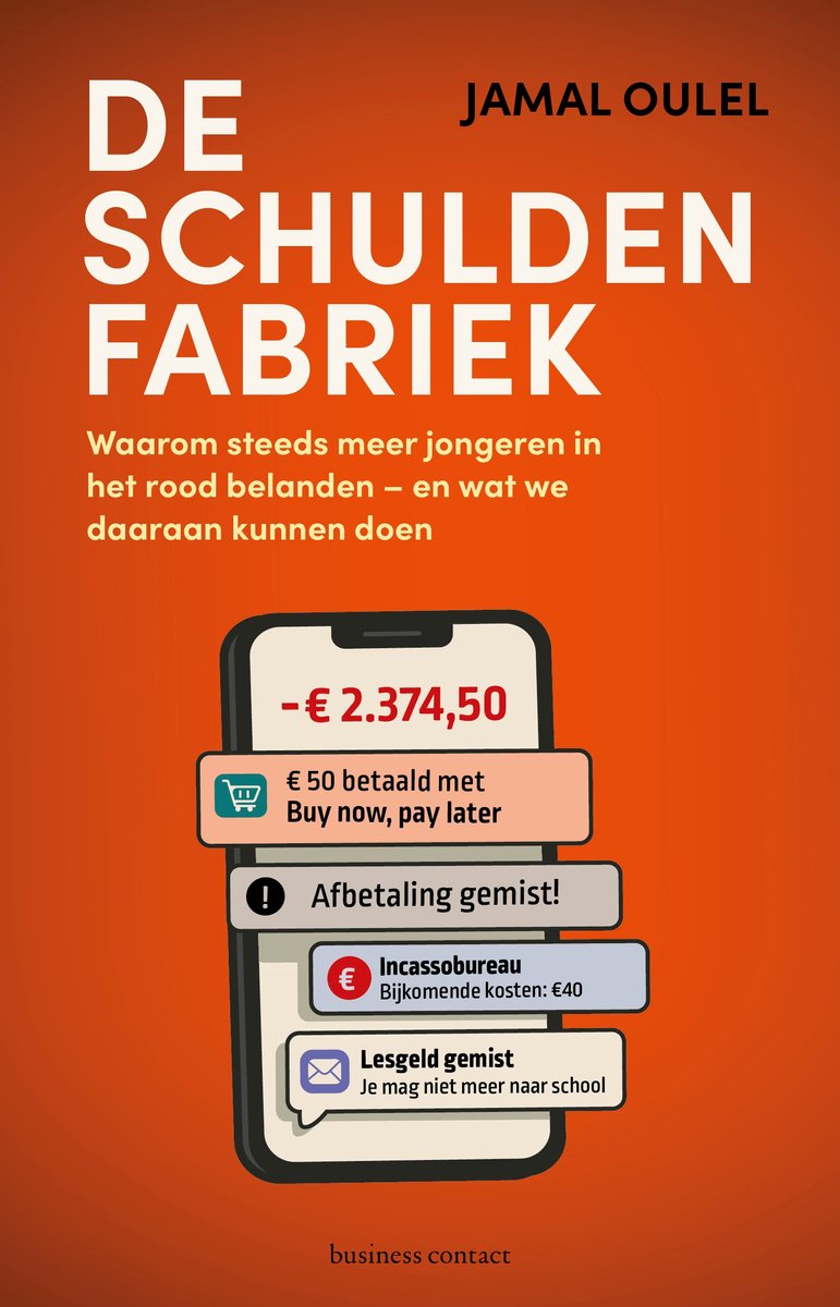 Boekomslag van 'De schuldenfabriek' met de titel, auteur Jamal Oulel en een smartphone die een banksaldo van -€2.374,50 toont, met tekstballonnen over 'buy now, pay later' en gemiste betalingen.