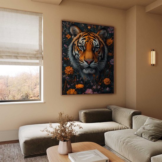FineArtia - Majestueuze tijger tussen bloemen - Canvas Schilderij - 60 x 90 cm - Woonkamer Decoratie - Bruin;Oranje - Slaapkamer Schilderij - Wanddecoratie