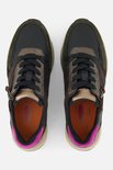 Een paar Gabor dames sneakers in diverse bruin- en groentinten, met gouden accenten en roze details. Zwarte veters en rits.