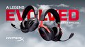 Twee HyperX Cloud III S Wireless gaming headsets, één zwart en één met rode accenten, zwevend in de lucht.