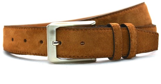 Ceinture en daim marron avec boucle argentée brillante et trous.