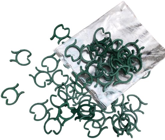 Groene plantenclips verspreid uit een zilveren verpakking.