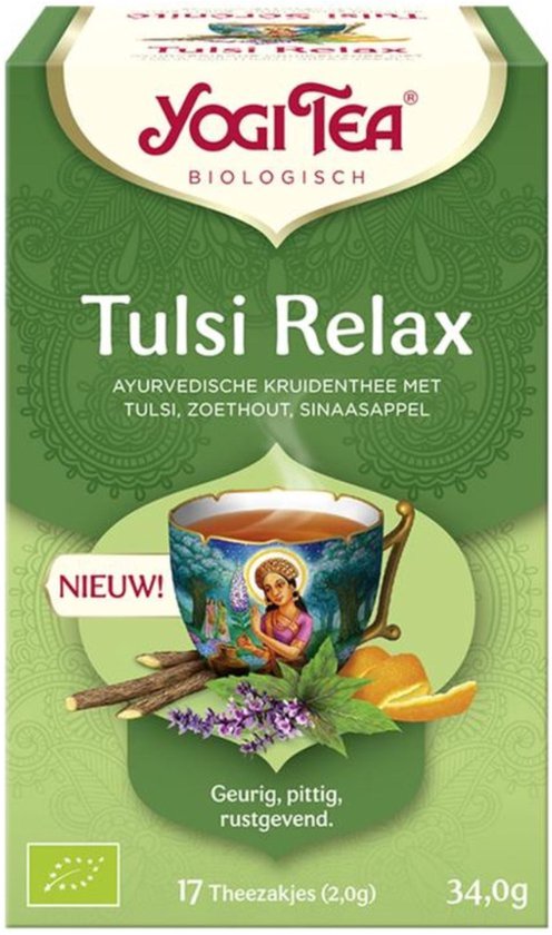 Groene verpakking met de tekst 'Tulsi Relax', een kop thee, kaneelstokjes, sinaasappelschijfjes en kruiden.