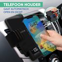 Close-up van een telefoonhouder in een auto, met een telefoon erin. De telefoon toont de tijd '5:42' en het Serve logo.