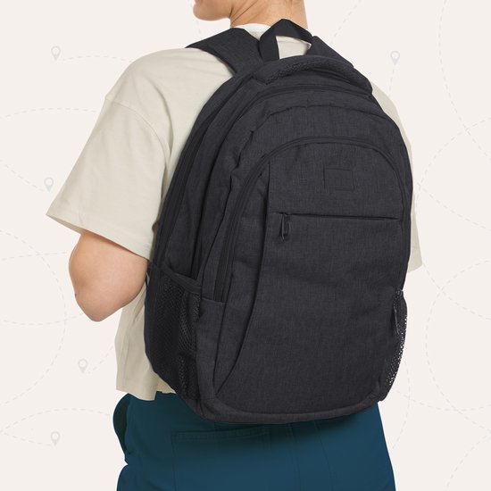 Zwarte rugzak gedragen op de rug door een persoon. De rugzak heeft een mesh zijvak.