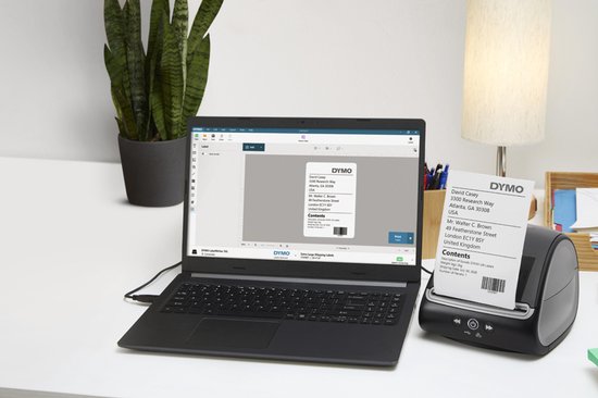 Zakelijke hand pakt een geprint label van de DYMO LabelWriter 5XL.