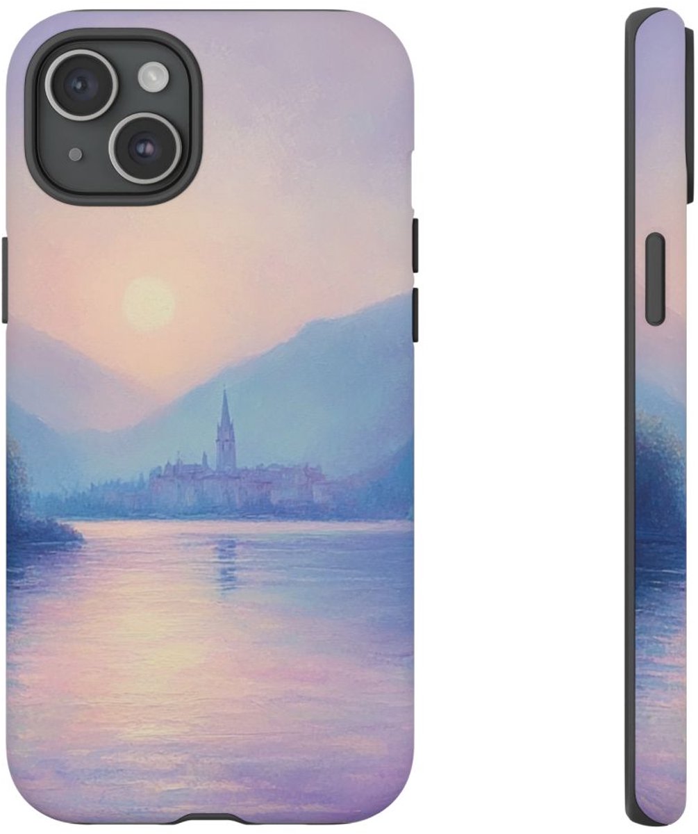 Zonsondergang Boven Mistig Meer en Dorp – Telefoonhoesje Geschikt voor iPhone 15 Plus