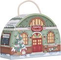 Houten adventskalender in de vorm van een besneeuwd treinstation met kerstboom.