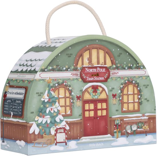 Houten adventskalender in de vorm van een besneeuwd treinstation met kerstboom.