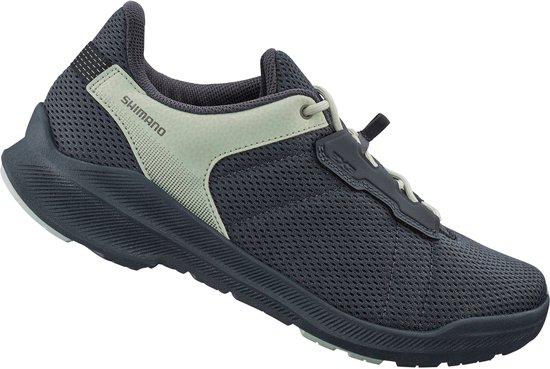 Grijze Shimano fietsschoen met mesh bovenwerk, muntgroene accenten en vetersluiting.