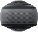 Grijze Insta360 camera met gestructureerde zijkanten en twee lenzen, geïsoleerd op een zwarte achtergrond.