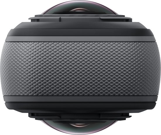 Grijze Insta360 camera met gestructureerde zijkanten en twee lenzen, geïsoleerd op een zwarte achtergrond.
