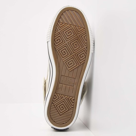 Onderkant van een witte hoge sneaker van British Knights met een bruin profielzool en het 'BK British Knights' logo.