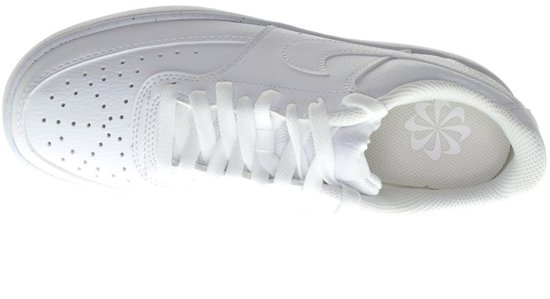 Bovenaanzicht van een witte Nike Court Vision dames sneaker met veters en een bloemvormig logo op de binnenzool.